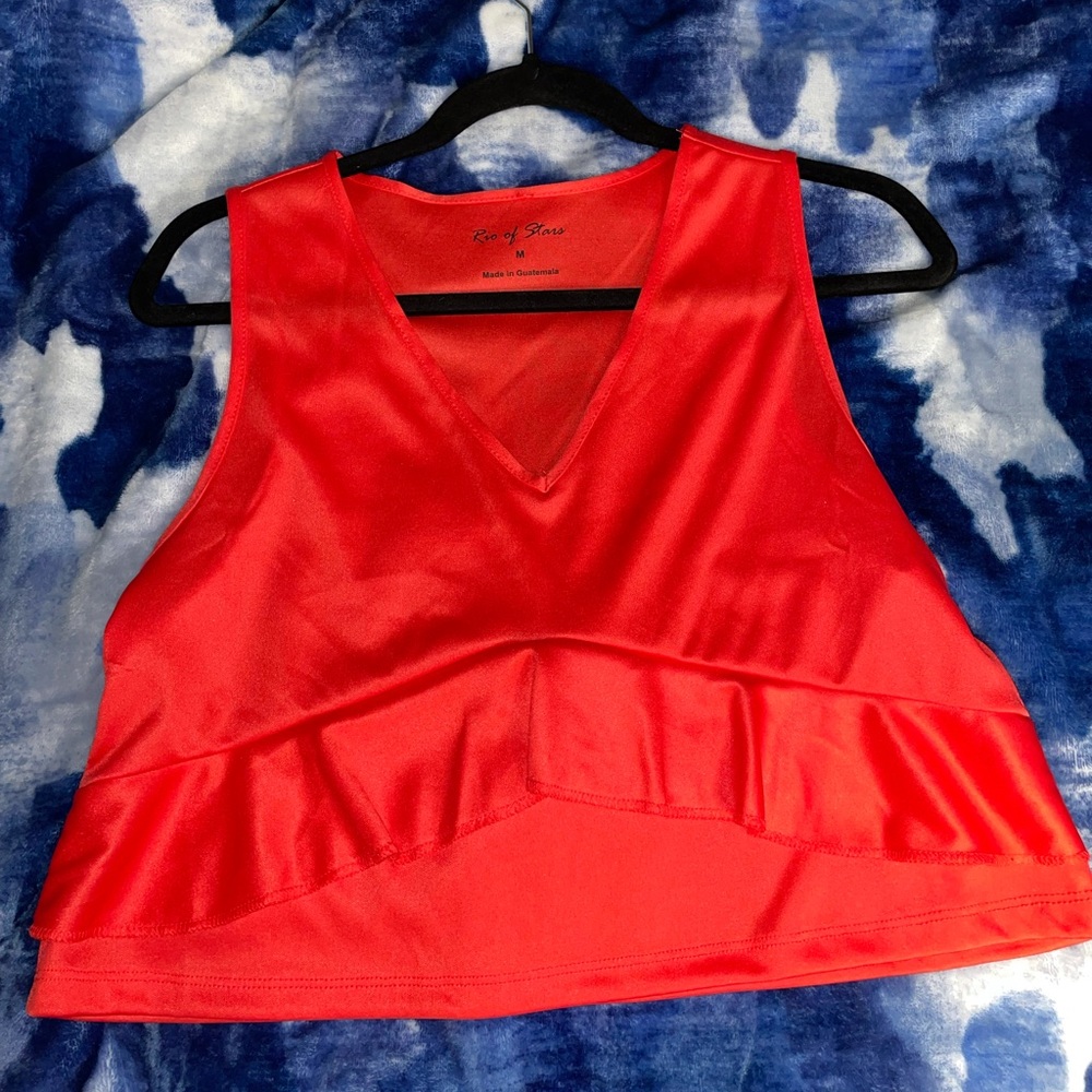 A red crop top Médium shirt